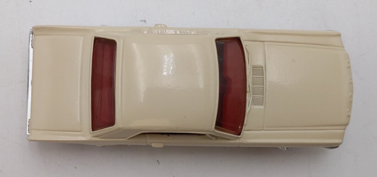 Ertl 2586 1:43 Die Cast Vintage Vehicles Beige 1964 1/2 Ford Mustang EX/Box