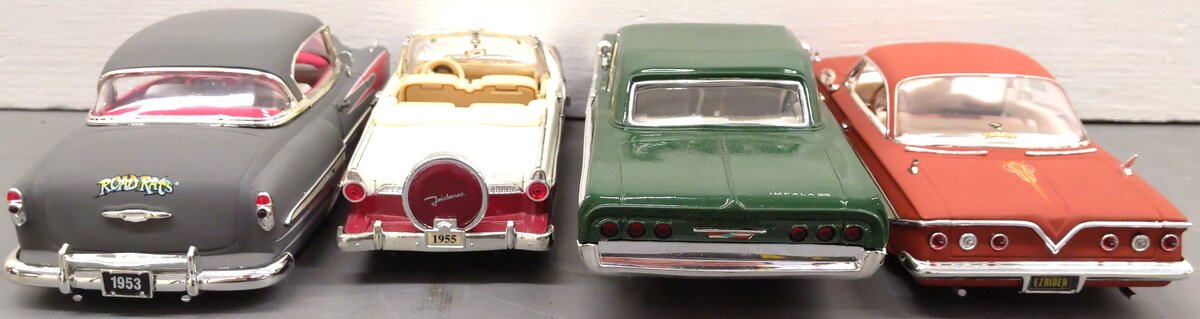 Assorted 1:24 Scale Vehicle Cars [4] EX