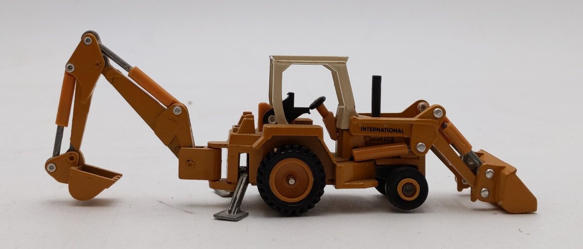 Ertl 1853 1:64 Mighty Movers IH Backhoe/Loader EX/Box