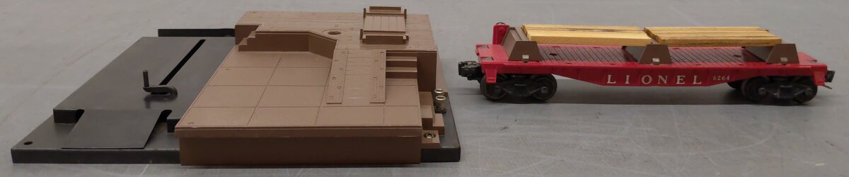 Lionel 264 Vintage O Operating Forklift Platform with 6264 Lumber Car VG/Box