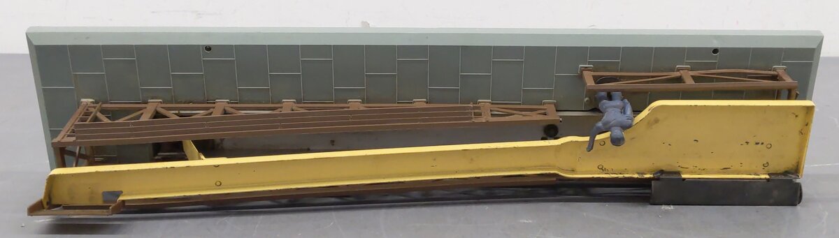 Lionel 362 Vintage O Operating Barrel Loader Ramp without Barrels VG/Box