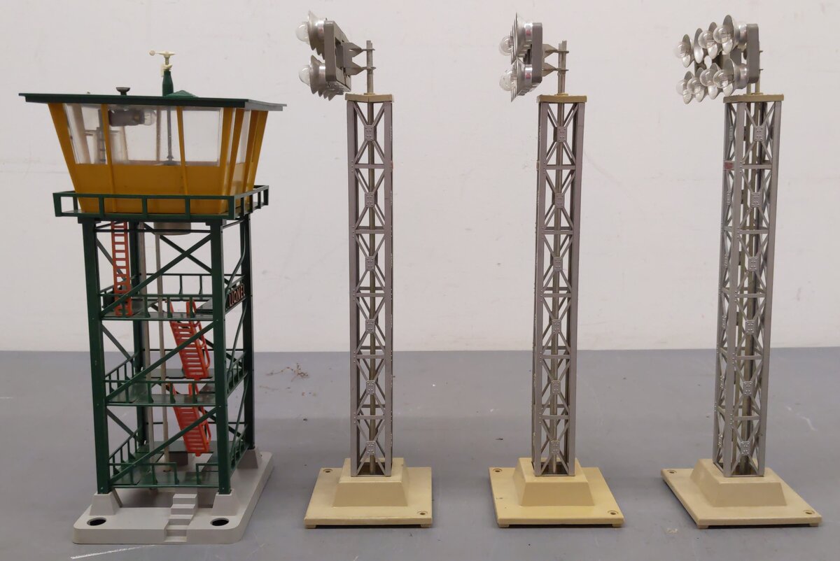 Lionel 192/195 Vintage O Operating Control Tower & Flood Lights [4] VG
