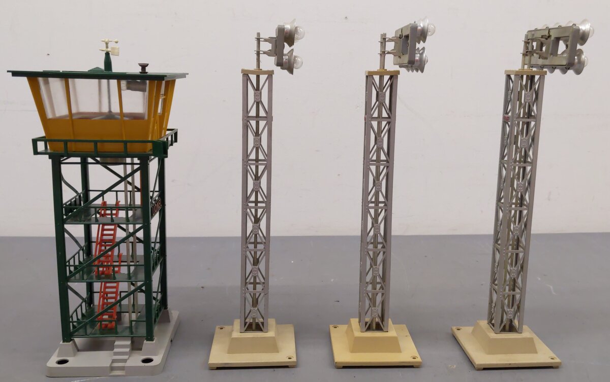 Lionel 192/195 Vintage O Operating Control Tower & Flood Lights [4] VG