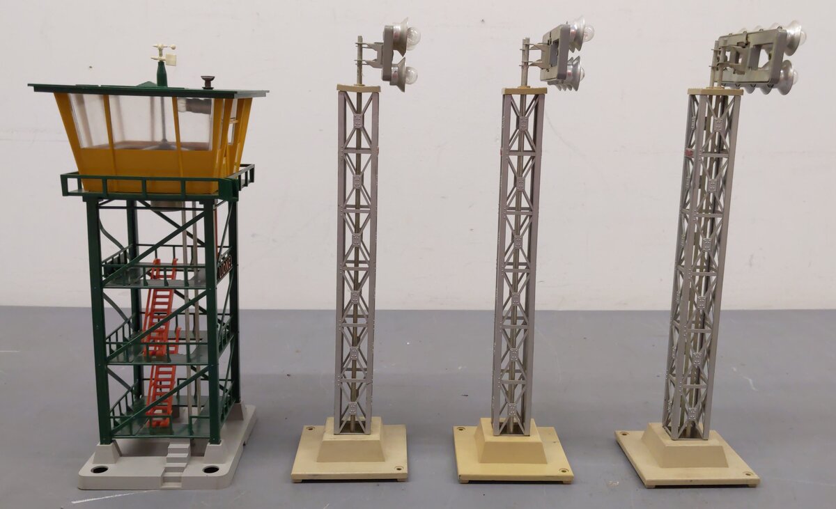 Lionel 192/195 Vintage O Operating Control Tower & Flood Lights [4] VG