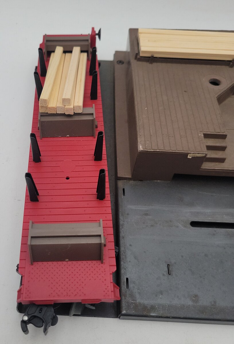 Lionel 264 Vintage O Operating Forklift Platform with 6264 Lumber Car VG