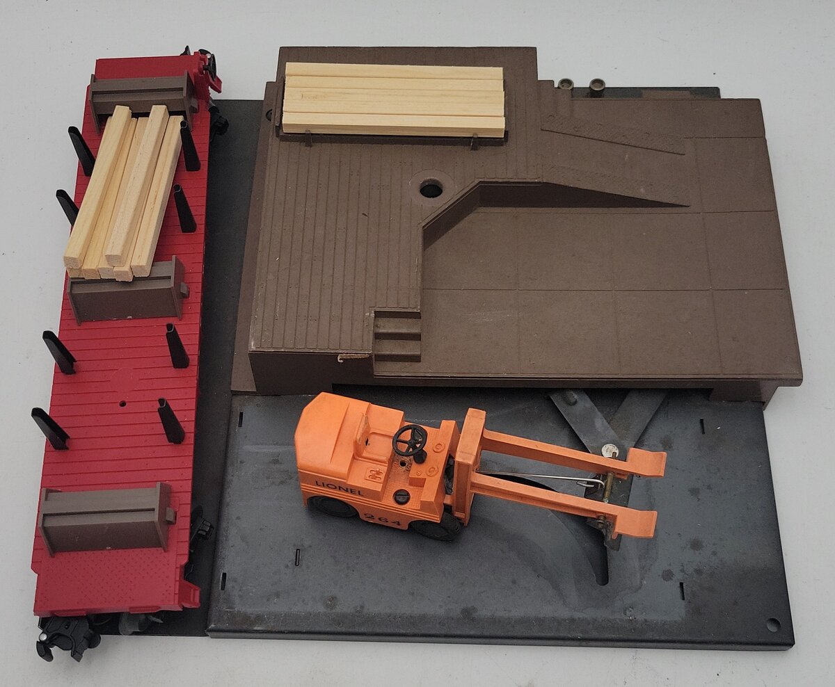 Lionel 264 Vintage O Operating Forklift Platform with 6264 Lumber Car VG