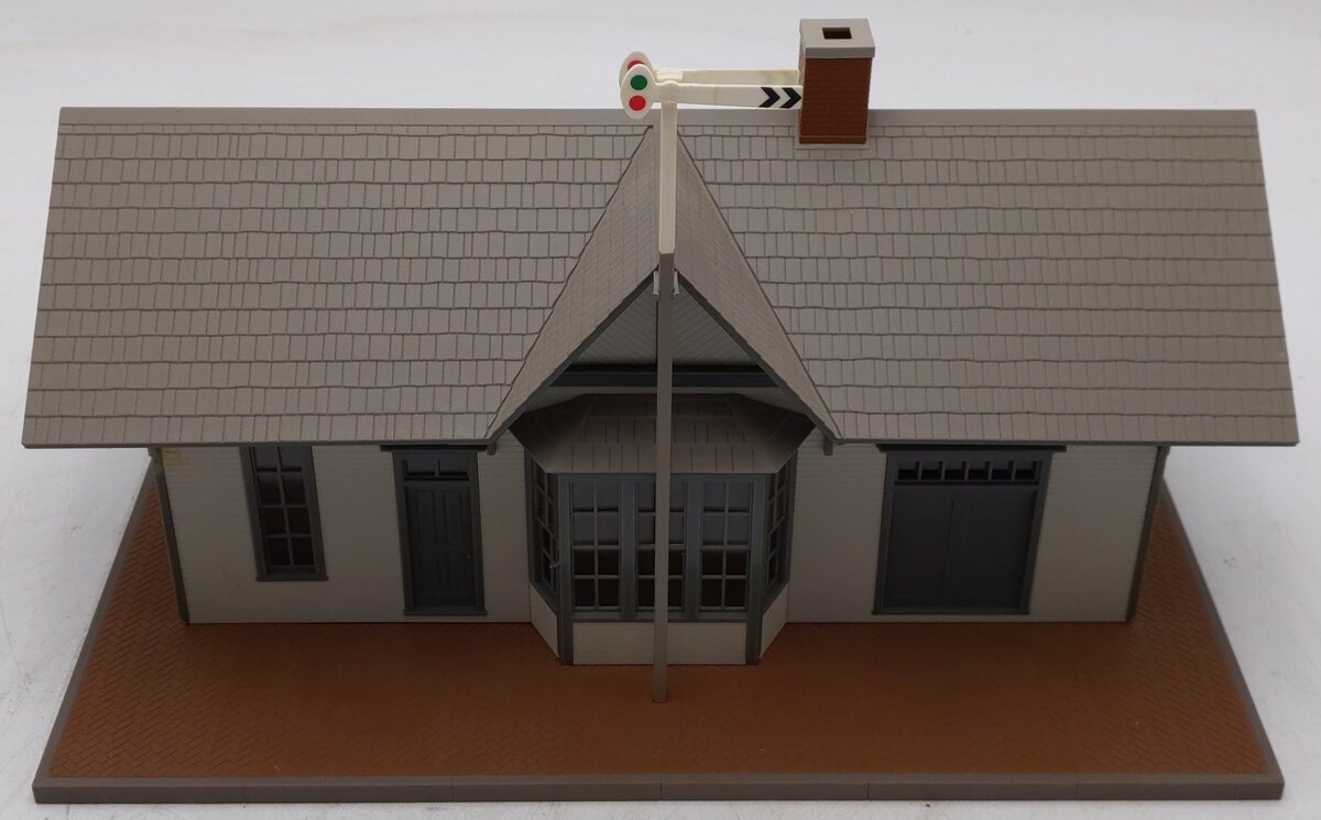 Walthers 933-2708 Built-Up Golden Valley Depot/Box