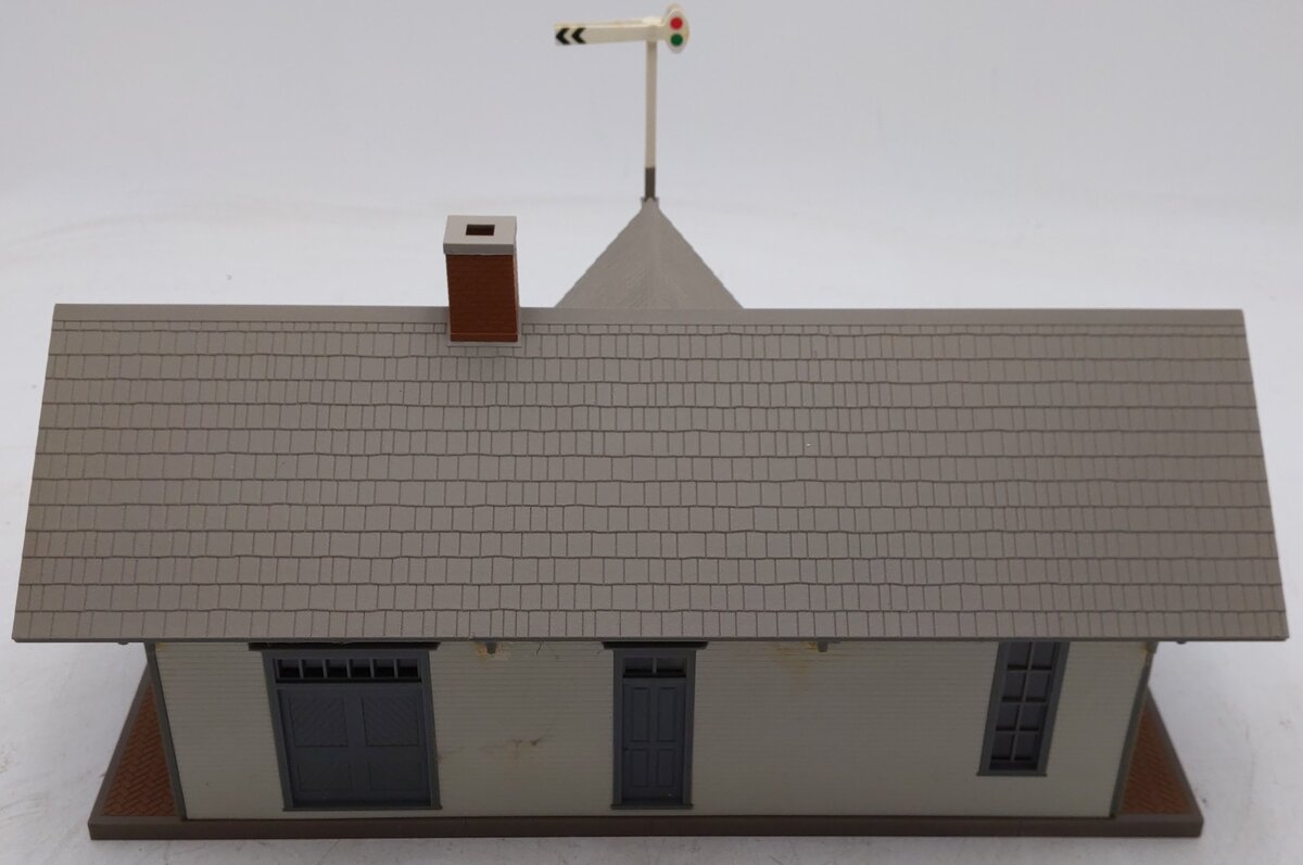 Walthers 933-2708 Built-Up Golden Valley Depot/Box