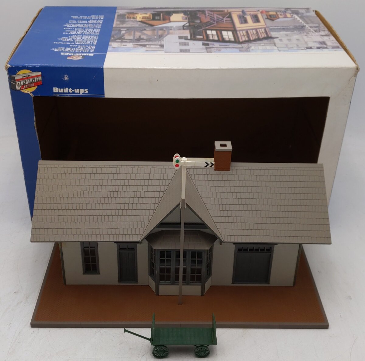 Walthers 933-2708 Built-Up Golden Valley Depot/Box