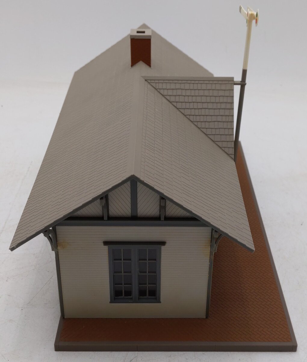 Walthers 933-2708 Built-Up Golden Valley Depot/Box