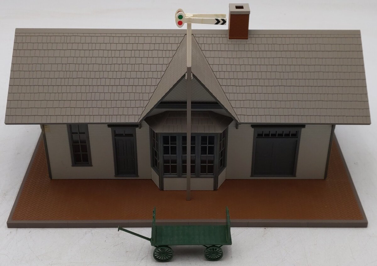 Walthers 933-2708 Built-Up Golden Valley Depot/Box