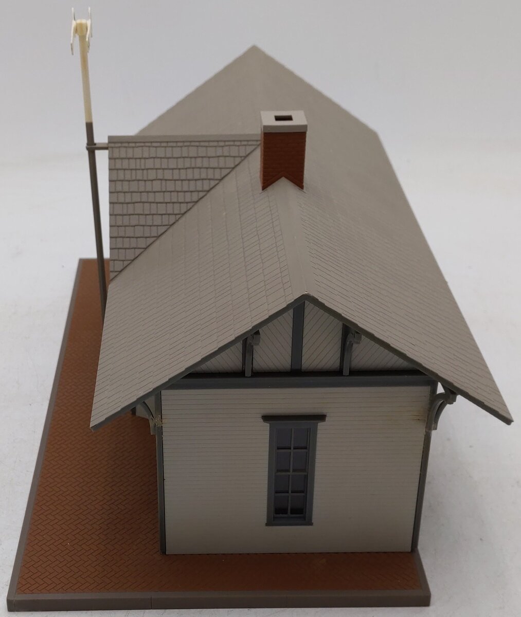 Walthers 933-2708 Built-Up Golden Valley Depot/Box