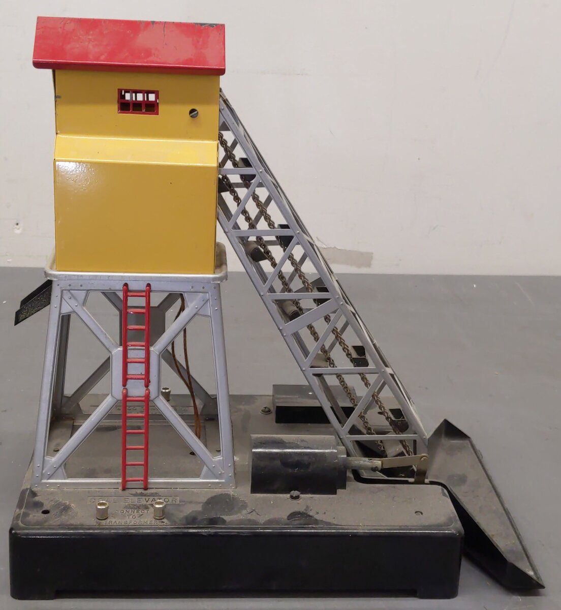Lionel 97 Vintage O Operating Coal Elevator Loader VG/Box