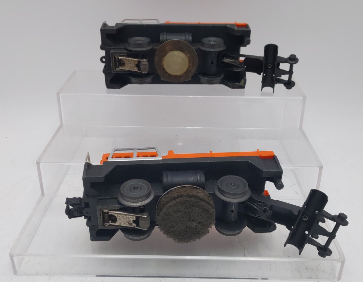 Lionel 3927 O Vintage Postwar Motorized Track Cleaner Car #3927 (Set of 2) VG