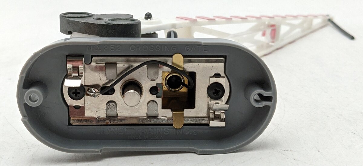 Lionel 6-12714 O/O27 Gauge Automatic Crossing Gate NIB