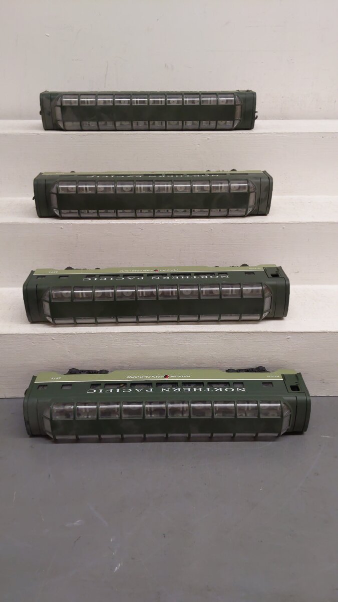 Lionel 6-19166 O Northern Pacific Aluminum Full Vista Dome 4-Car Passenger Set EX/Box