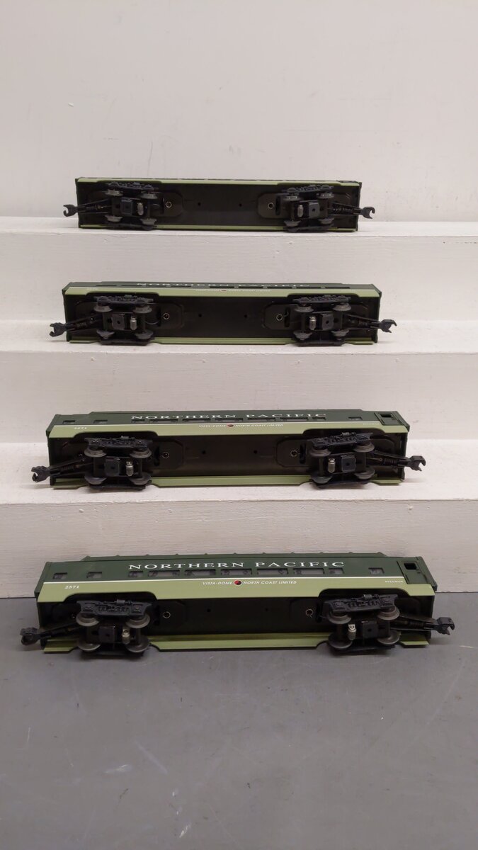Lionel 6-19166 O Northern Pacific Aluminum Full Vista Dome 4-Car Passenger Set EX/Box