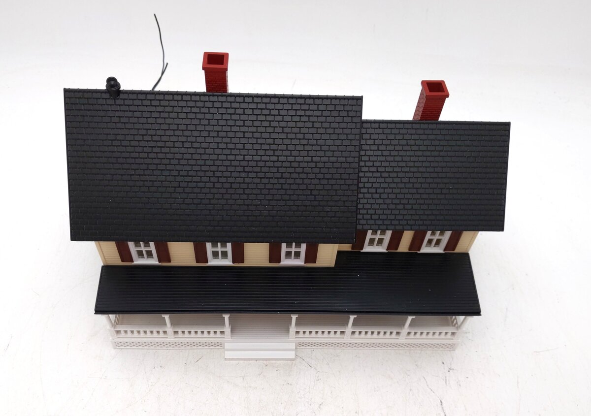 MTH 30-90330 Tan Country House with Dark Brown Shutters #4 EX