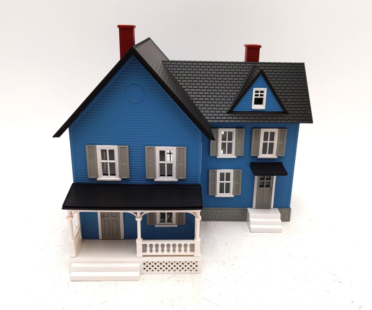 MTH 30-9046 O Gauge Assembled Farm House Blue W/Gray Shutters EX