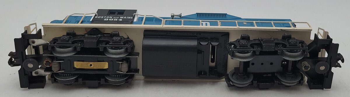 Lionel 6-8654 O Gauge Boston & Maine GP-9 Powered Diesel Locomotive #8654 VG