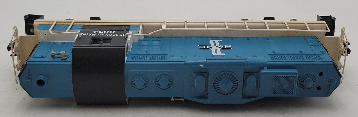 Lionel 6-8654 O Gauge Boston & Maine GP-9 Powered Diesel Locomotive #8654 VG