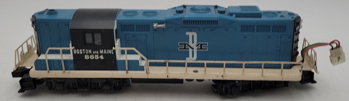 Lionel 6-8654 O Gauge Boston & Maine GP-9 Powered Diesel Locomotive #8654 VG