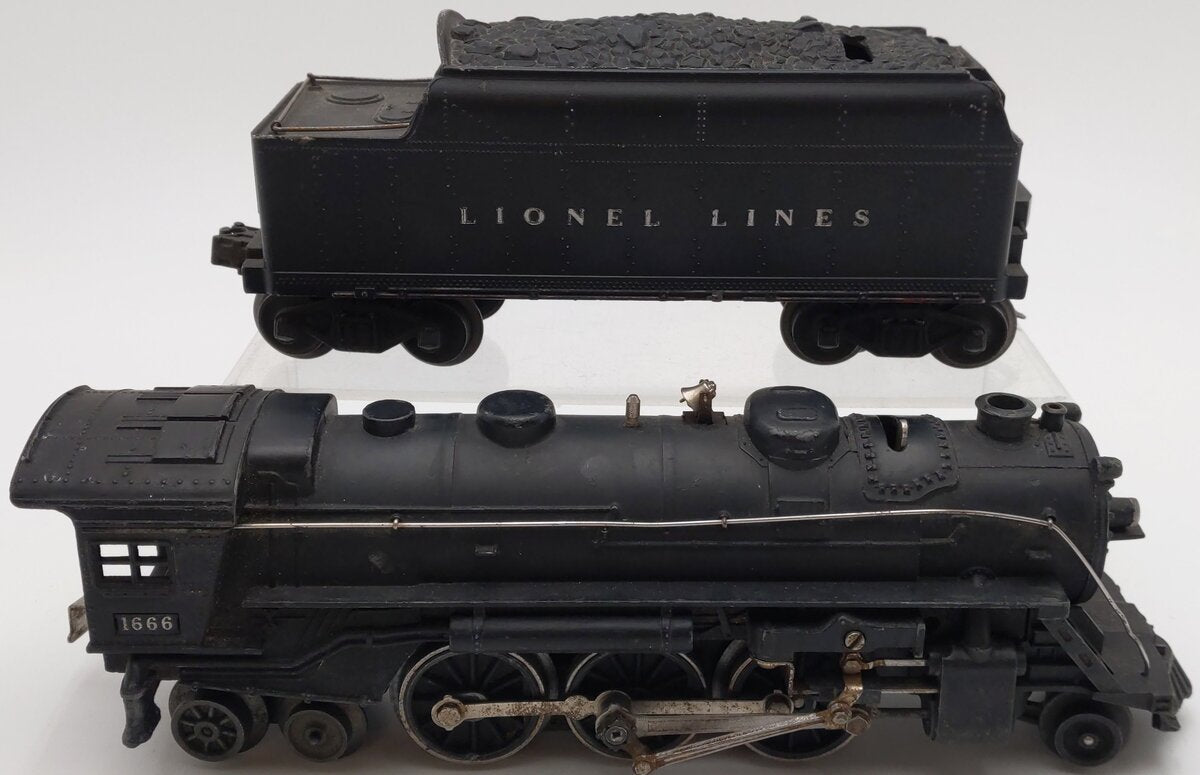 Lionel 1666 Vintage O 2-6-2 Die-Cast Steam Locomotive & 2466WX Tender VG
