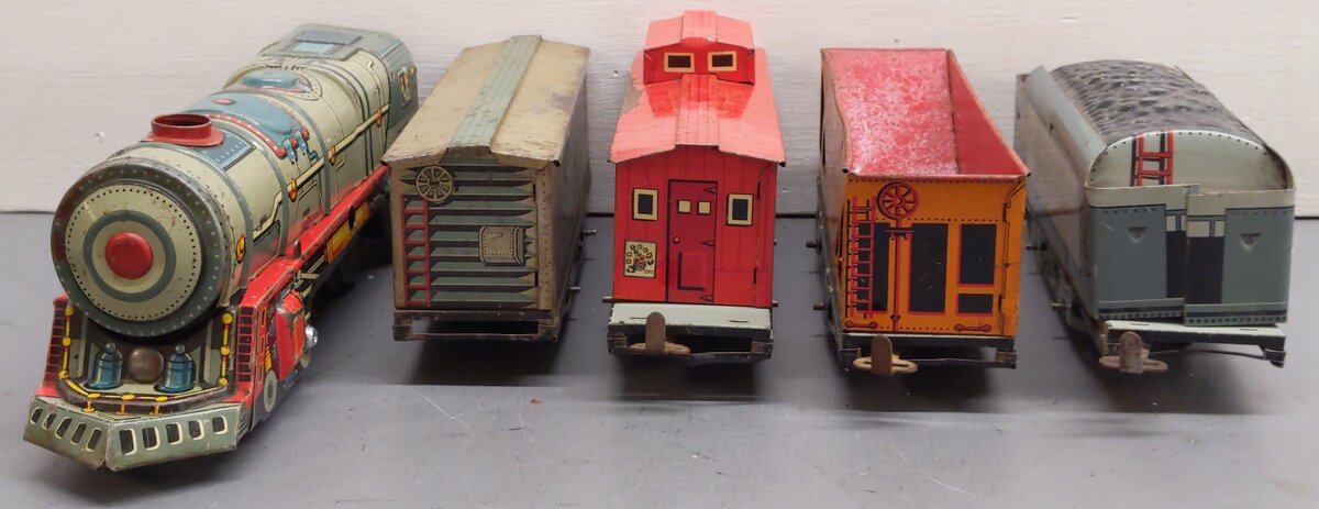 Unique 742 Vintage O Turn Key Steam Locomotive Lithographed Tin Freight Set VG