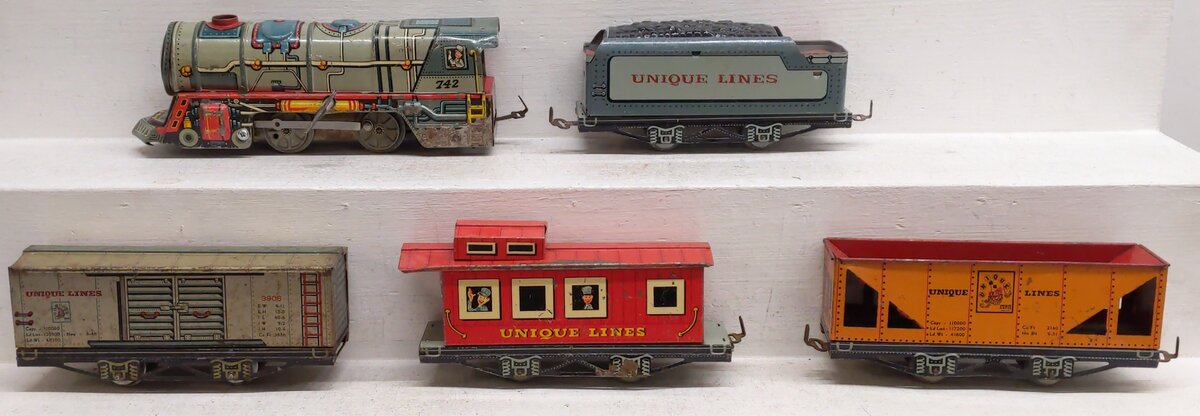 Unique 742 Vintage O Turn Key Steam Locomotive Lithographed Tin Freight Set VG