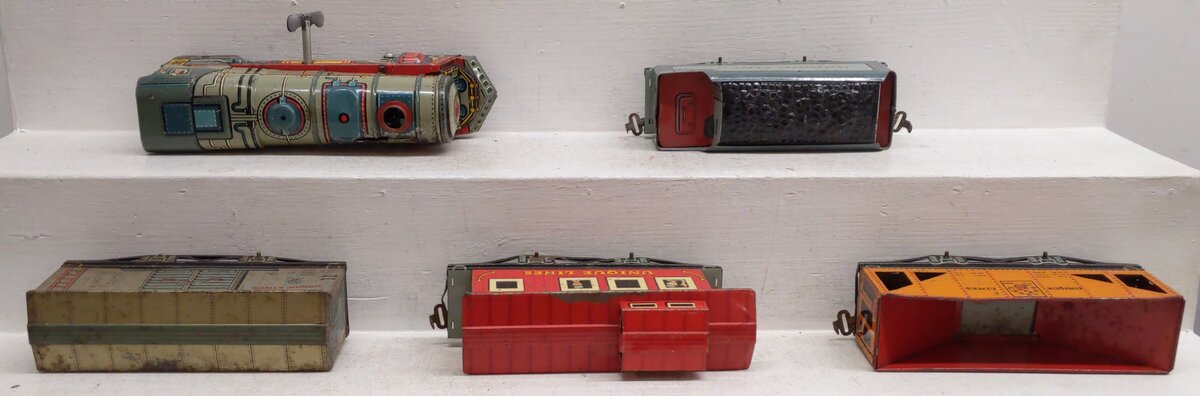 Unique 742 Vintage O Turn Key Steam Locomotive Lithographed Tin Freight Set VG