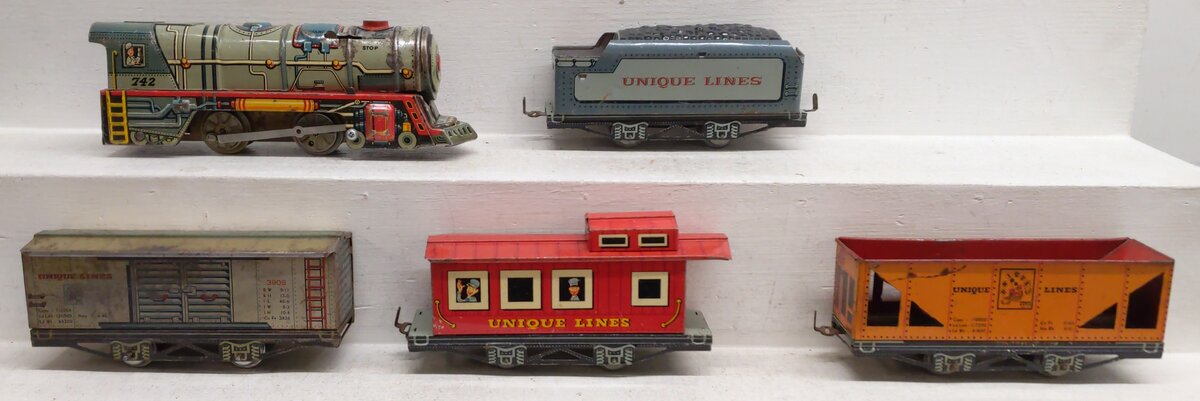 Unique 742 Vintage O Turn Key Steam Locomotive Lithographed Tin Freight Set VG