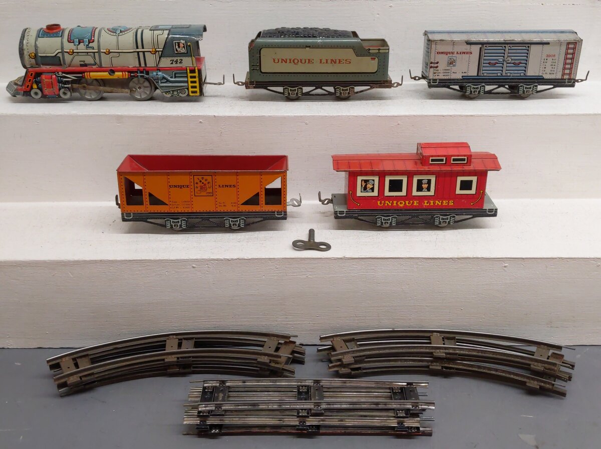 Unique 742 Vintage O Turn Key Steam Locomotive Lithographed Tin Freight Set VG