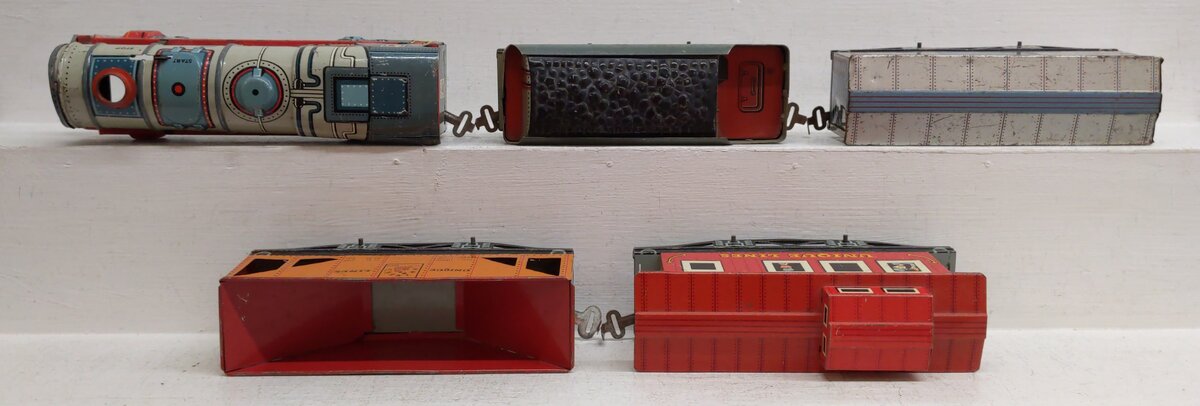 Unique 742 Vintage O Turn Key Steam Locomotive Lithographed Tin Freight Set VG