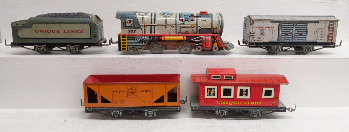 Unique 742 Vintage O Turn Key Steam Locomotive Lithographed Tin Freight Set VG