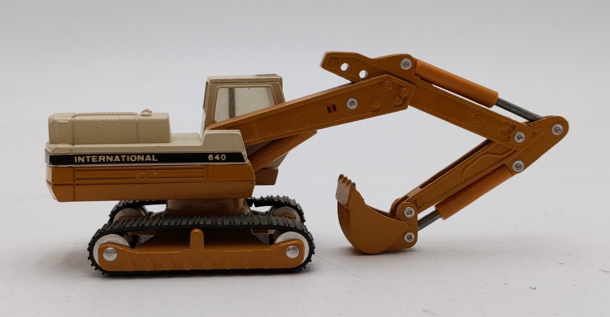 Ertl Mighty Movers #1854 1:64 Scale Excavator 640 EX/Box