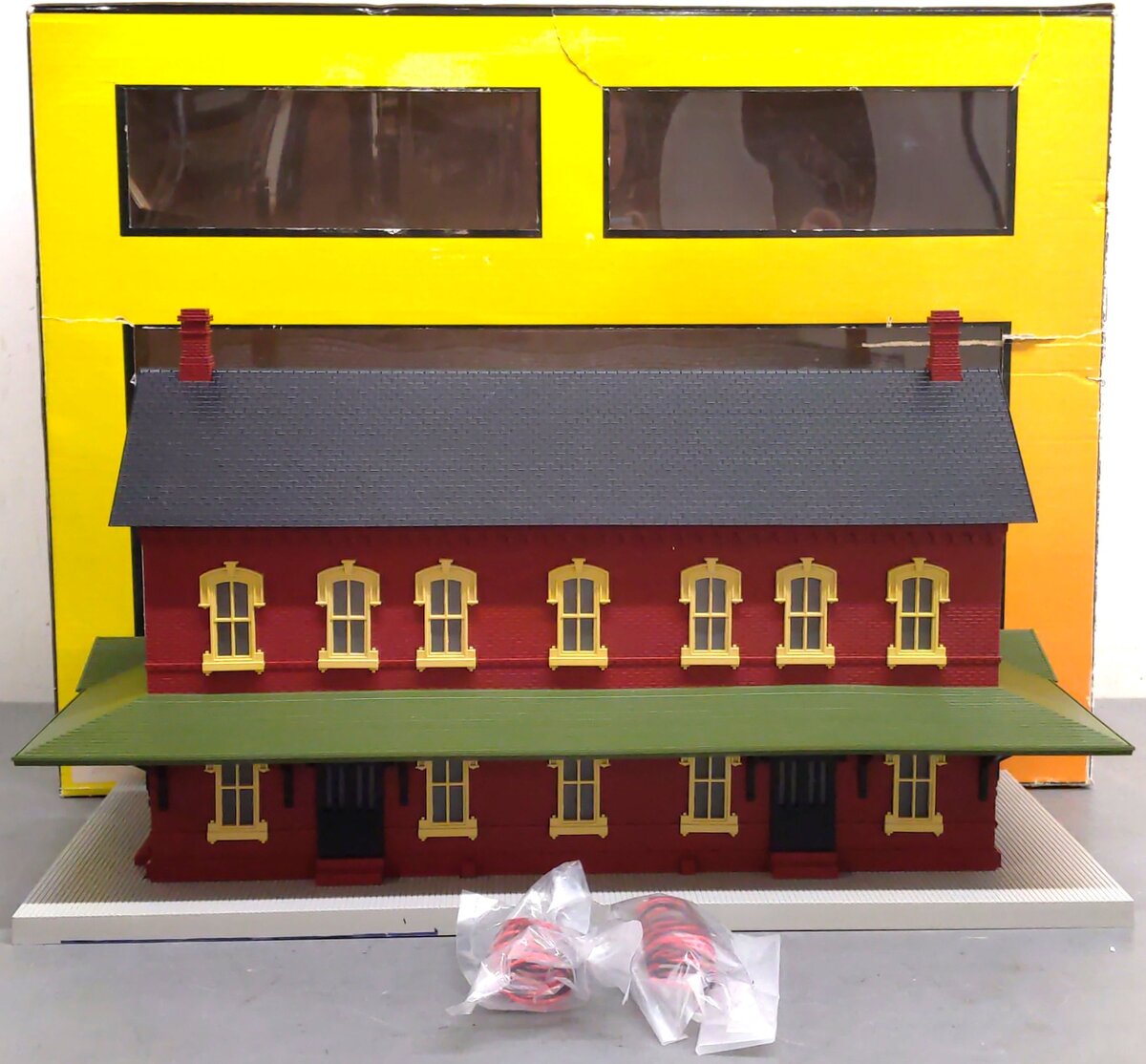 MTH 30-90094 Dark Red Stone Passenger Station EX/Box