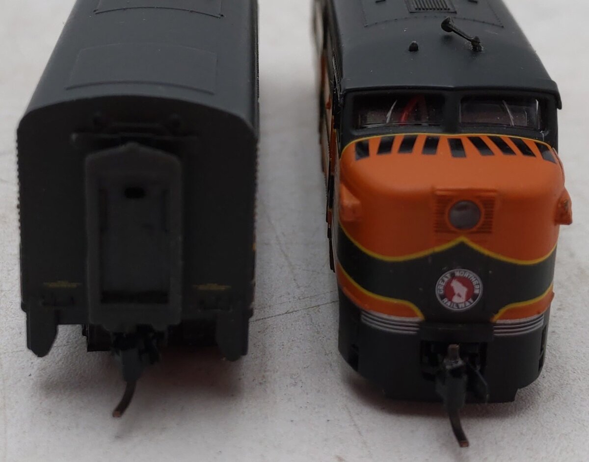 Life Like 7446 N Great Northern FA-1 Diesel Locomotives #276A/B (Set of 2) EX/Box