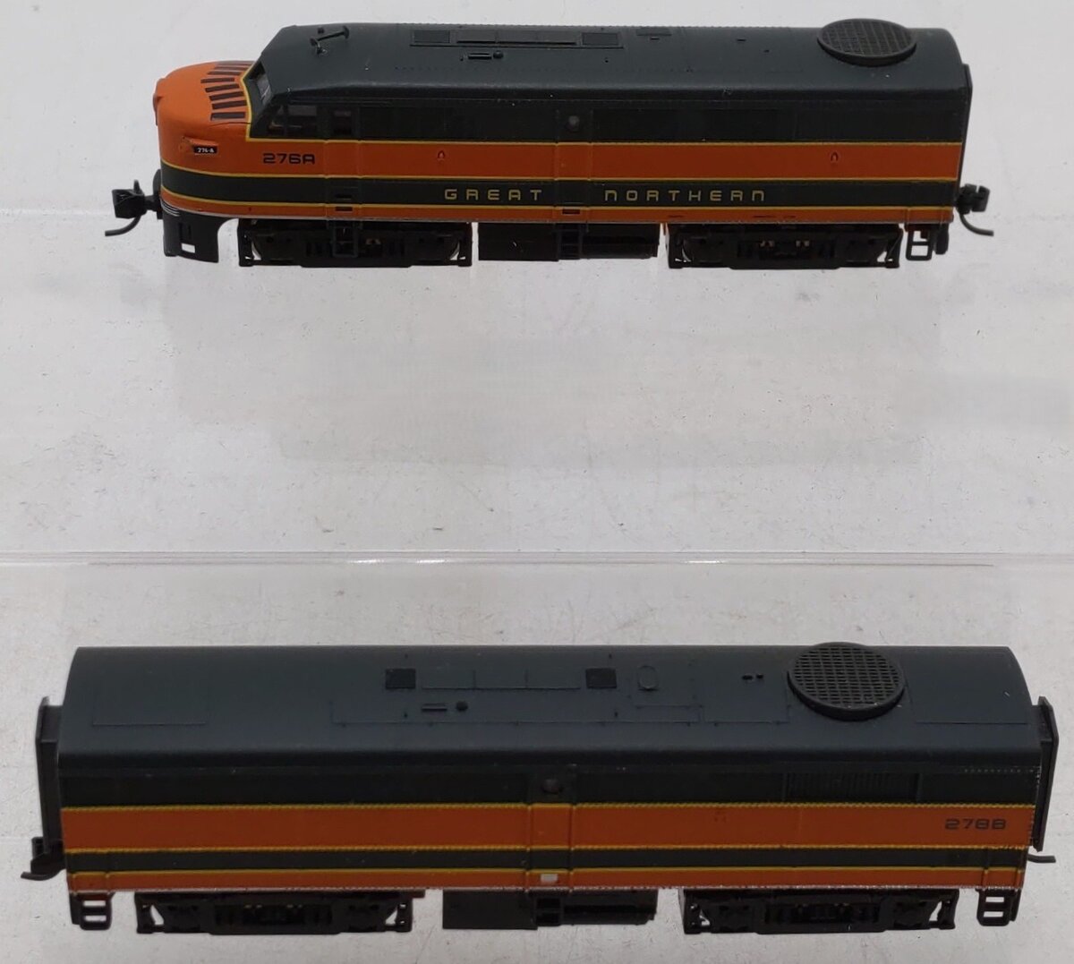 Life Like 7446 N Great Northern FA-1 Diesel Locomotives #276A/B (Set of 2) EX/Box