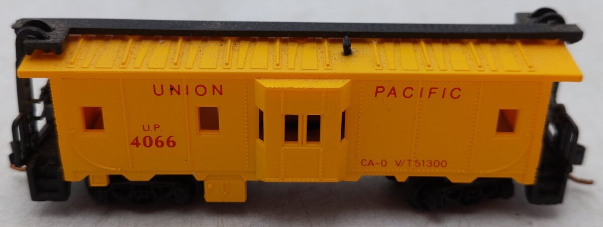 Model Power 3124 N Scale Union Pacific Bay Window Caboose EX