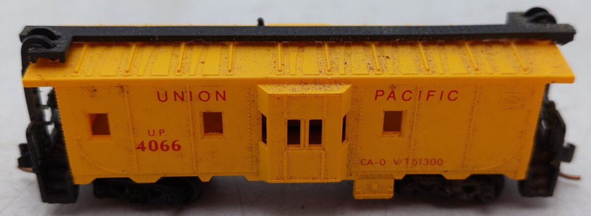 Model Power 3124 N Scale Union Pacific Bay Window Caboose EX