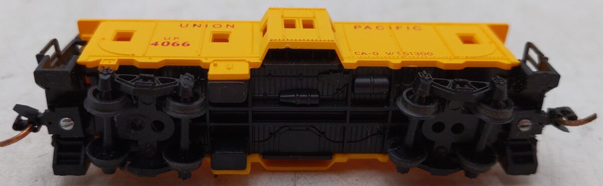 Model Power 3124 N Scale Union Pacific Bay Window Caboose EX