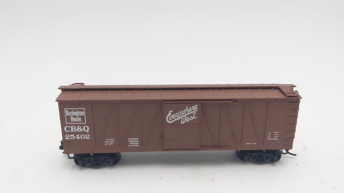 Micro-Trains 02800150 N CB&Q 40' Outside Braced Single Door Box Ca #25402 EX/Box