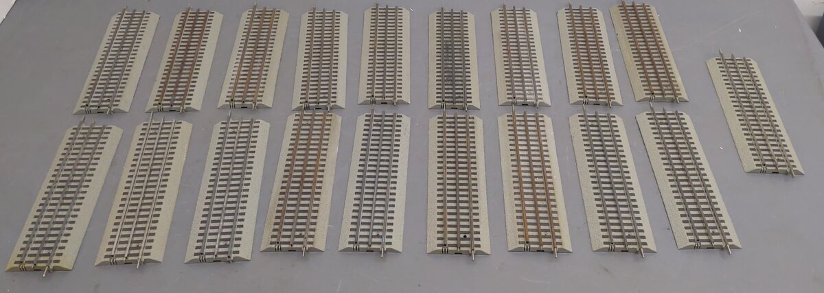 Lionel 6-12014 FasTrack 10 Inch Straight Track (19) VG
