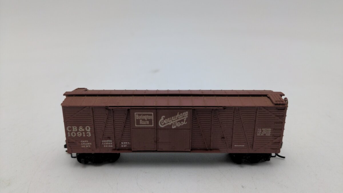 Micro-Trains 29333 N CB&Q 40' Outside Braced Boxcar #10913 VG/Box