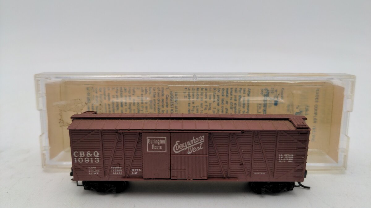 Micro-Trains 29333 N CB&Q 40' Outside Braced Boxcar #10913 VG/Box