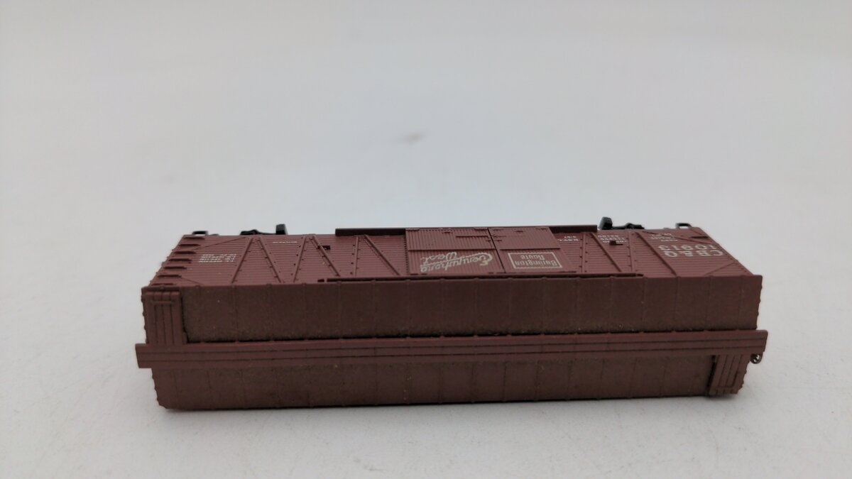 Micro-Trains 29333 N CB&Q 40' Outside Braced Boxcar #10913 VG/Box