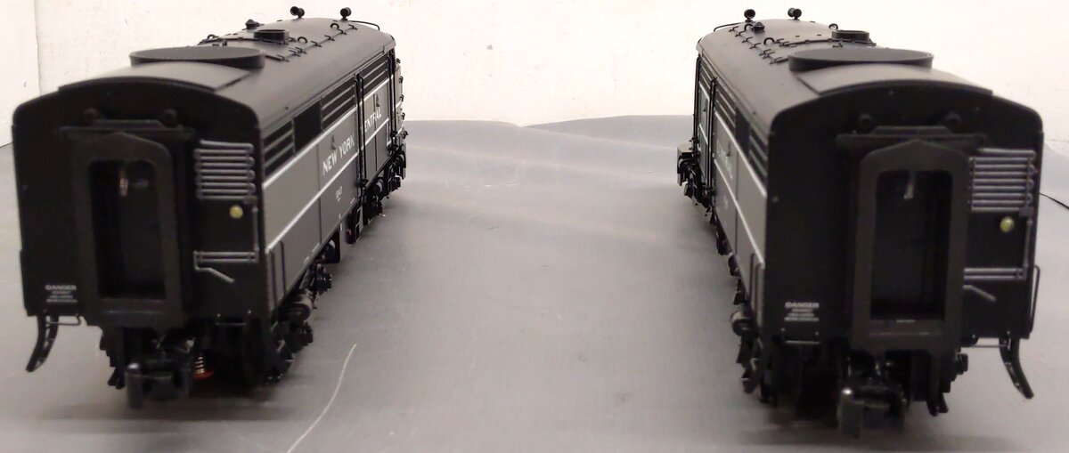 Lionel 6-24544 O NYC FA-2 AA Diesel Locomotive Set #1046/1047 MT/Box
