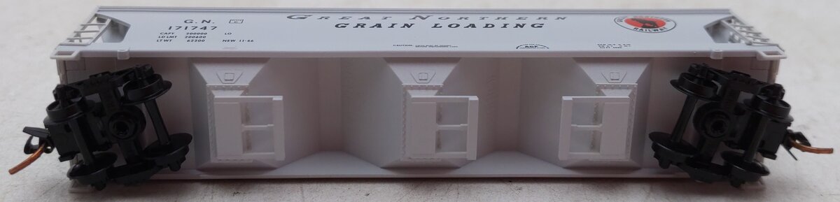 Micro-Trains 09400160 N Great Northern 3-Bay ACF Covered Hopper #171747
