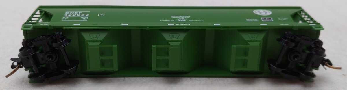 Micro-Trains 09400110 N Scale BNSF 3-Bay Centerflow Covered Hopper #422033