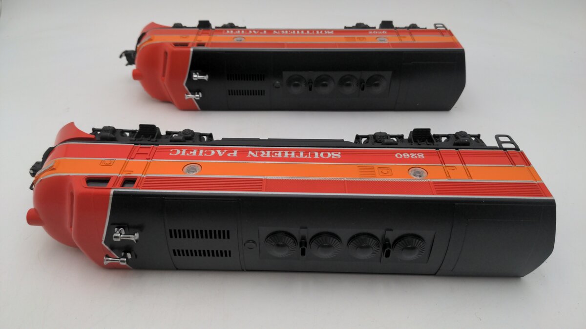 Lionel 6-8260 O Gauge Southern Pacific F3 AA Diesel Locomotive Set #8260/8262 EX/Box